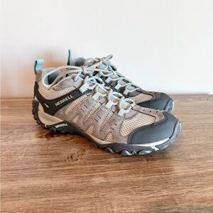 Women’s Merrill hiking shoe size 9.5